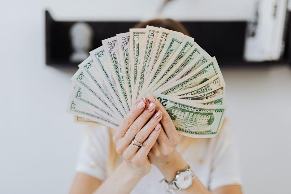 The Best FTMO Alternative for Traders Who Want Daily Payouts 3 women with bills representing the daily payouts given by some ftmo prop firm alternatives